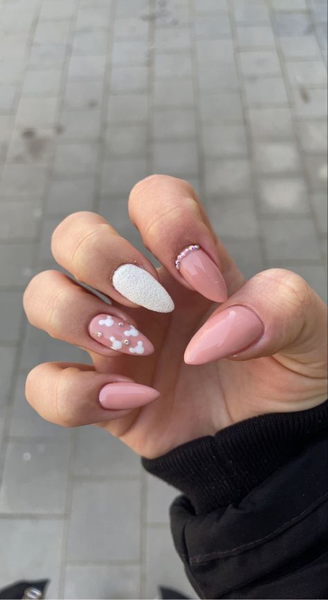 Disney White Nails, White Mickey Nails, Disney Bride Nails, Disney Almond Shaped Nails, Disney Coffin Nails, Disneyland Paris Nails, Disney Nails White, Elegant Disney Nails, Disney Nails Almond Shape