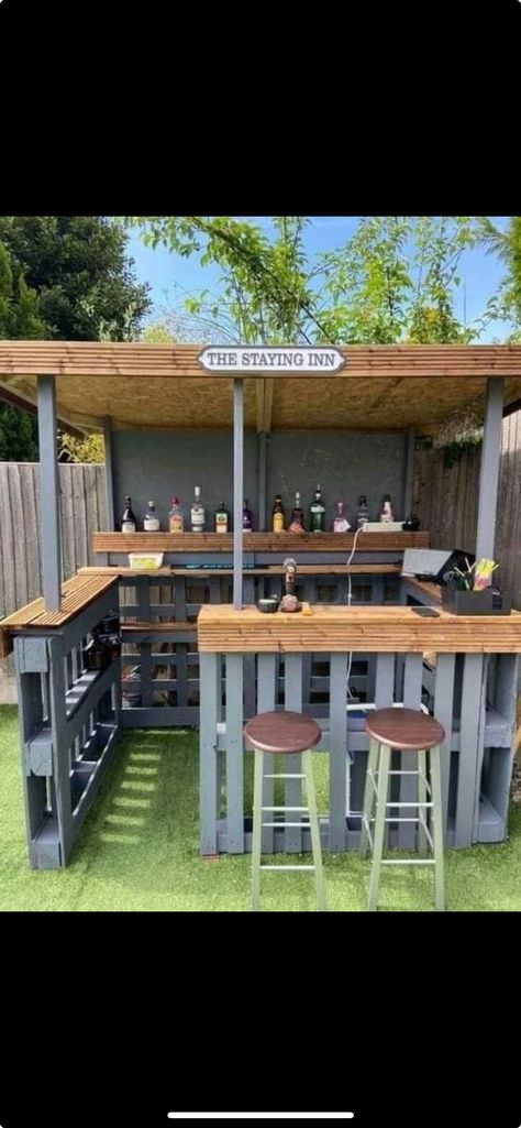 Rustic Outdoor Bar, Pallet Patio Furniture Diy, Diy Garden Decor Projects, Small Patio Design, Pallet Kitchen, Diy Outdoor Bar, Patio Furniture Diy, Grill Gazebo, Outdoor Barbeque