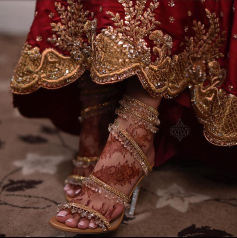 Feet Henna, Mehendi Art, Foot Henna, Bridal Henna Designs, Wedding Henna, Asian Bridal Dresses, Bridal Mehendi Designs, Bridal Sandals, Bridal Heels