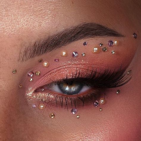 Pink Gold Eyeshadow, Pink And Gold Makeup, Rose Gold Makeup Looks, Halloween Eyeshadow, Gold Eyeshadow Looks, Gold Glitter Makeup, Goddess Makeup, Bronze Palette, Pink Eyeshadow Look