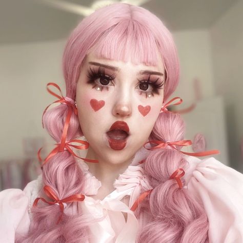 Valentine’s Day Clown Makeup, Pink Clown Makeup Easy, Oc Dynamics Platonic, Egirl Clown Makeup, Cute Pink Clown Makeup, Clown Looks Makeup, Kawaii Clown Makeup, Pink Clown Aesthetic, Pink Hair Costume