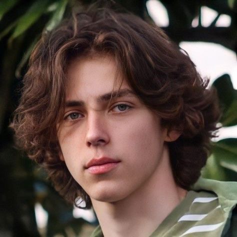 Middle Part Hairstyles Men, Vintage Hairstyles Men, Mens Haircuts Medium, Guys Grooming, Middle Part Hairstyles, Wavy Hairstyles Medium, Wavy Hair Men, Haircuts For Wavy Hair, Stylish Haircuts