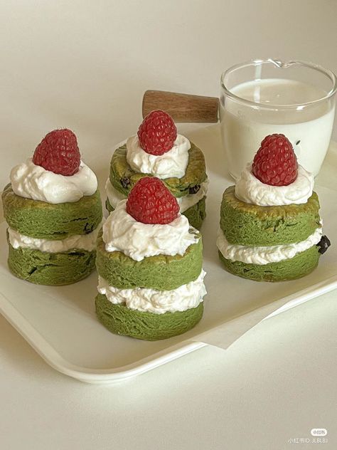 Pretty Desserts Aesthetic, Small Strawberry Cake, Matcha Cream, Strawberry Cute, Strawberry Cream Cakes, Matcha Dessert, Cake With Strawberry, Matcha Cake, Cake Cafe