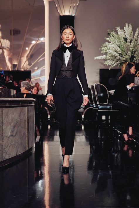 Women Suits Wedding, Woman In Suit, Ralph Lauren Fall, Look Office, Womens Suits, Wedding Groomsmen, Celebrity Design, Groomsmen Attire, Witch Aesthetic