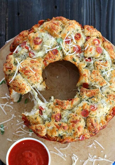 Here's a sure hit for your next party. Pull Apart Pizza Bread is ready in 30 minutes and is a fun alternative to take out pizza. Pizza Alternatives, Bundt Pan Recipes, Pizza Monkey Bread, Pull Apart Pizza Bread, Cheesy Pizza, Hot Appetizers, Canned Biscuits, Food Party, Pan Recipes