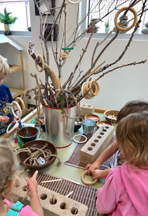 Curiosity Approach Preschool, Reggio Emilia Toddler Activities, Atelier Reggio Emilia, Reggio Provocations, Nature Based Classroom, Provocations Reggio, Reggio Emilia Classroom, Curiosity Approach, Reggio Inspired Classrooms