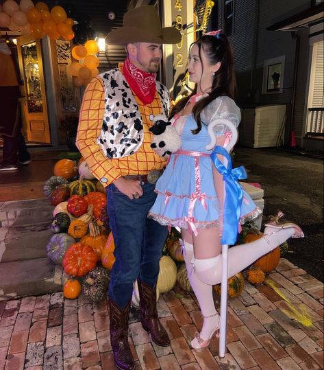 Bopeep Woody Costume, Woody Bo Peep And Sheep Costume, Noah And Ally Halloween Costume, Bo Peep And Woody Costume Couple, Bow Peep And Woody Costume, Woody And No Peep Costume, Disfraz Halloween Pareja Couple Costumes, Woody And Bo Peep Costume Couple, Disney Outfits For Couples