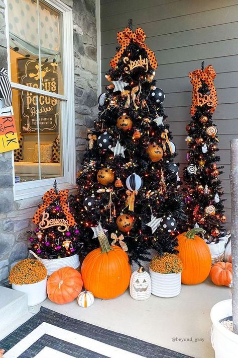 Halloween Tree Decorations, Halloween Christmas Tree, Halloween Decor Diy, Casa Halloween, Halloween Tattoo, Holiday Tree Decorations, Creative Christmas Trees, Halloween Tree, Halloween Trees