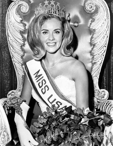 Sue Downey, Miss USA 1965, of Columbus, Ohio, poses immediately after winning her title. #1960s #60s #vintage #beauty #pageant Pageant Aesthetic, Pageant Questions, Princess Shot, Vip Girls, Pageant Life, Pageant Interview, Miss Teen Usa, Teen Usa, Queen Aesthetic