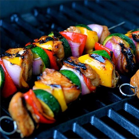 Kebab Marinade, Honey Chicken Kabobs, Chicken Kabob Recipes, 200 Calorie, Bbq Recipes Grill, Shish Kabobs, Kabob Recipes, Chicken Kabobs, Pineapple Chicken