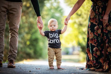 Big Brother Announcement Family Pictures, Big Brother Photo Shoot Announcement, Big Bro Photoshoot, Big Bro Announcement Photo Ideas, Promoted To Big Brother Photoshoot, September Pregnancy Announcement Baby 2, Fall Second Baby Announcement, Big Bro Announcement, Pregnancy Announcement 2nd Child