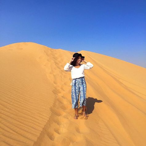 Advice from a Dubai expat on dressing appropriately yet fabulously in the jewel of the Middle East. The number one tip for women to remember is always be respectful! Dubai Safari Outfit, Dubai Dress Code, Tourist Outfit, Dubai Trip, Dubai Safari, Safari Outfit, Outfit Modest, Dubai Vacation, Dubai Style