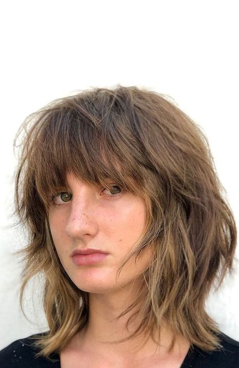 90s shag haircut, 1970s+short+shag+haircut, shaggy 70s hairstyles, short shaggy wispy haircuts, 2020 shaggy bob, shaggy hair, medium shaggy wispy haircuts, how to style shaggy hair cut, 70s shaggy bob Shag Shoulder Length, 90s Shag, Corte Shaggy, Modern Shag Haircut, Short Shaggy Haircuts, Short Shag Haircuts, 70s Hair, Shaggy Short Hair, Short Shag Hairstyles