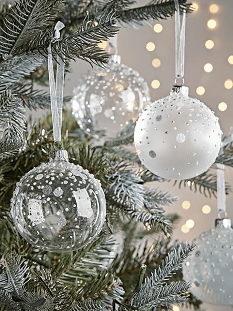 Set of Six Glorious Glass Globes Clear Baubles Ideas, Christmas Bauble Ideas, White And Silver Christmas Decorations, White Christmas Tree Ornaments, Christmas Tree Glass Ornaments, White And Silver Christmas, White Gold Christmas, White Baubles, Glass Christmas Baubles