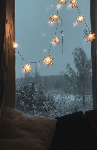 Snowy Room Aesthetic, Wind Down Aesthetic, Cozy December Aesthetic, Christmas Vibes Cozy Wallpaper, Winter Decor Aesthetic, Aesthetic Winter Room, Winter Room Ideas, Winter Bedroom Aesthetic, Warm Winter Aesthetic