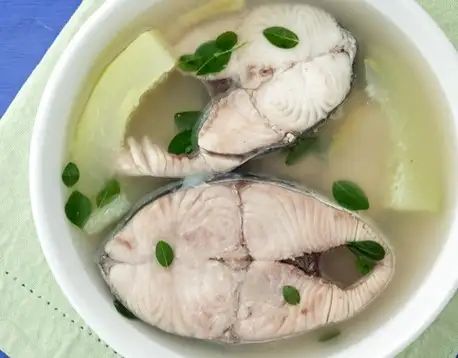 Tinolang Isda (Filipino Fish Tinola) - Delishably Filipino Fish Soup, Balatong Recipe Filipino, Filipino Fish Recipes, Tinolang Isda, Isda Recipes, Pork Liempo Recipe, Fish Recipe Filipino, Pancit Palabok Recipe, Tinola Recipe