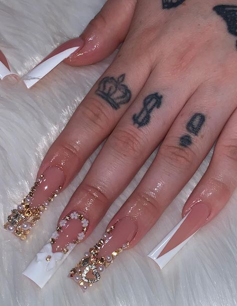 Bday Nails Gold, Nails Full Of Charms, Gold Blinged Out Nails, White Birthday Nails Acrylic, Acrylic Nails With Gold Rhinestones, Gold Bday Nails, Cute Junk Nails, Birthday Nail Set Ideas Virgo, Medium Bling Nails