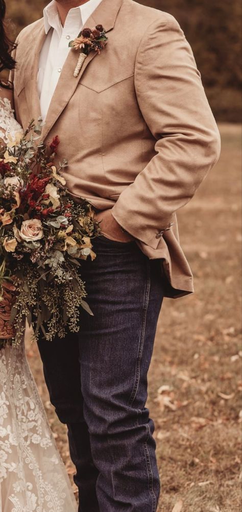 Groomsmen Outfits Casual, Groom Attire Rustic, Western Wedding Groomsmen, Groom In Jeans, Father Of The Bride Attire, Rustic Groomsmen Attire, Fall Wedding Groomsmen, Country Wedding Groom, Fall Wedding Attire