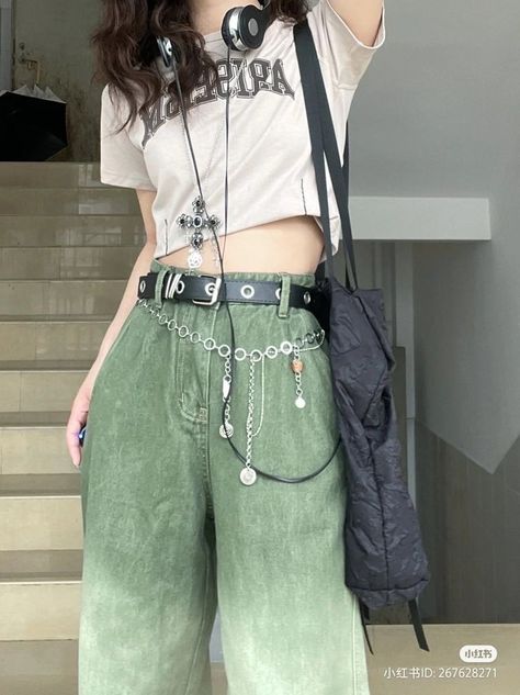 Grunge Outfit Female, Hannah Core Outfits, College Grunge Outfits, Outfit Ideas Indie Grunge, Womens Aesthetic Outfits, Colorful Grunge Aesthetic Outfits, Big Pants Small Shirt Grunge, Fem Y2k Outfits, Grunge Inspo Outfit