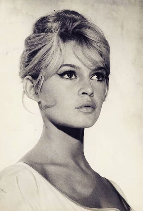 brigitte bardot Brigitte Bardot Hair, Bardot Hair, Bridgette Bardot, Jean Shrimpton, Bridget Bardot, Look Magazine, Beauty Icons, Brigitte Bardot, White Photo