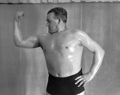 A bodybuilder in the 1930s Golden Era Bodybuilding, Eugen Sandow, Old School Bodybuilding, Vintage Bodybuilding, Charles Atlas, Old Bodybuilder, Chris Evans Shirtless, The Father, Early 1900s