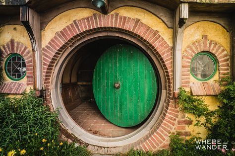 Hobbiton Movie Set Tour: Bilbo Baggins Bag End Circular Door Darcy Moore, Casa Do Hobbit, Hobbit Bilbo, Hobbit Homes, Hobbit Holes, Hobbit Home, Hobbit Door, Casa Hobbit, Hobbit Houses