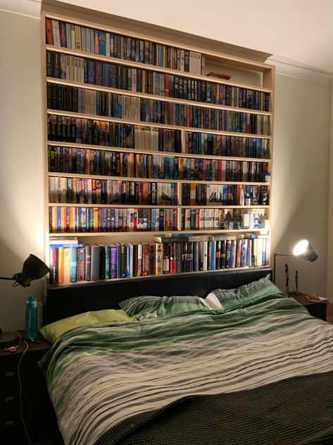 Book Shelf Behind Bed, Bookcase Above Bed, Bed Library, Bedroom With Books, Book Headboard, Book Bedroom, Bedroom Bookshelf, Bedroom Library, Bookshelf Bed