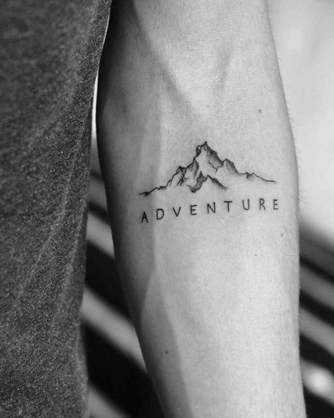 petit tatouage homme contours montagne mot aventure avant-bras Berg Tattoo, Wörter Tattoos, Adventure Tattoo, One Word Tattoos, Mountain Tattoo Design, Small Forearm Tattoos, Inspiration Tattoos, Cat Tattoos, Tiny Tattoo