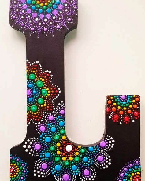 Dot Painting Letters, Wood Letter Painting Ideas, Decorating Ideas Handmade, Wooden Letter Ideas, Wooden Letters Decorated, Dot Letters, Painting Wooden Letters, Mandala Rock Art, Design Mandala