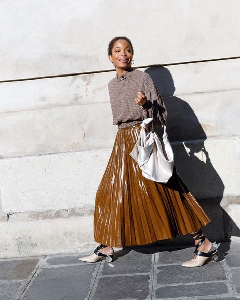 Winter Maxi Skirt Outfit, Maxi Skirt Winter, Work Outfits Frauen, Winter Maxi, Walking Down The Street, Rock Outfit, Maxi Skirt Outfits, Pleated Maxi Skirt, Street Style Trends