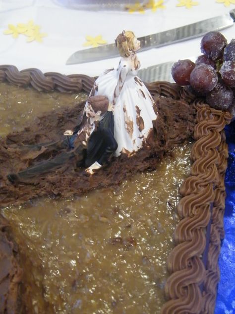 awesome lol Wedding Dirt Cake, Mudding Wedding Ideas, Mud Wedding, Dirtbike Wedding Ideas, Jeep Wedding Cake, Wedding Cake Jeep, Mudding Wedding Cakes, Dirtbike Wedding Cake Topper, Dirt Bike Wedding