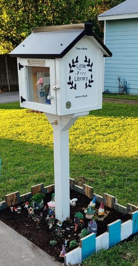 Lending Library Ideas Diy, Library Boxes Front Yards Diy, Little Library Painting Ideas, Seed Library Ideas, Outdoor Library Boxes, Library Boxes Front Yards, Community Library Boxes Diy, Neighborhood Library Box Diy, Little Free Library Ideas