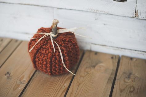 Cute & Easy Crochet Ridged Pumpkins Crochet Autumn, Crochet Bloggers, Fall Crochet Patterns, Crocheting Ideas, Rustic Pumpkin, Blogger Inspiration, Creative Crochet, Crochet Pillows, Small Crochet