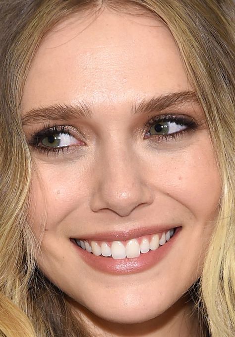 Close-up of Elizabeth Olsen at the 2016 New York premiere of 'Captain America: Civil War'. Elizabeth Olsen Laughing, Elizabeth Olsen Smile, Pretty Teeth, Paris Berelc, Celebrity Smiles, Beautiful Teeth, Smile Smile, Perfect Teeth, Lizzie Olsen