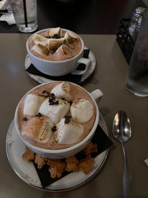 Hot chocolate with marshmallows and gingerbread bears Hot Cocoa Aesthetic Winter, Aesthetic Hot Cocoa, Winter Hot Chocolate, Halloween Hot Cocoa, Christmas Hot Cocoa, Hot Cocoa Aesthetic, Hot Chocolate Aesthetic, Smores Hot Cocoa, Pancakes For Two