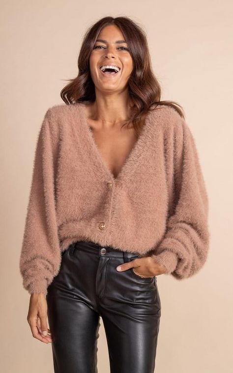 Fluffy Cardigan Outfit, Boho Date Night Outfit, Warm Date Night Outfit, How To Dress In Your 40's For Women, Neutral Chic Outfits, Going Out For Dinner Outfit, Birthday Brunch Outfit, Mum Outfits, Night Dinner Outfit