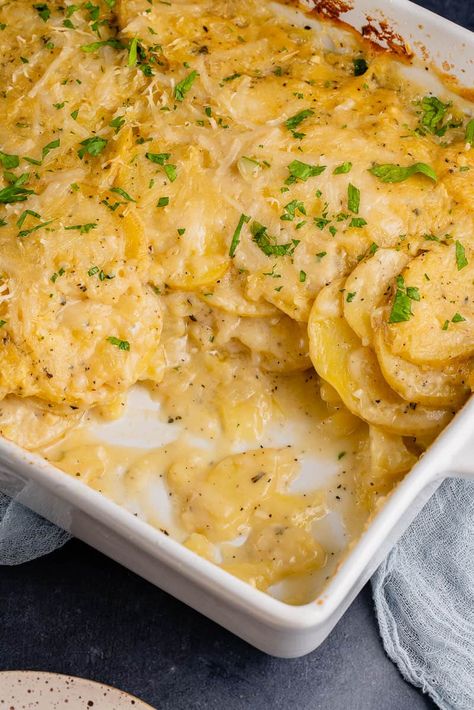 Vegan Potatoes Au Gratin Vegan Potatoes, Potato Gratin Recipe, Gold Potatoes, Vegan Chicken, Vegan Mozzarella, Parmesan Potatoes, Potatoes Au Gratin, Yukon Gold, Potato Gratin