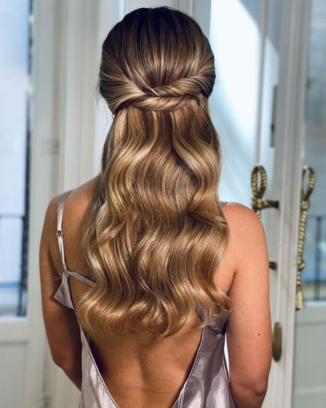 Oui Novias ✨ Muah novias en Instagram: “Un #semirecogido para #novia que nunca fallará, un clásico de #twist con #ondas ♥️ ⭐️ Una opción ideal para #peinadosdesmontables…” Bridal Era, Bridesmaid Hair Inspo, Guest Hair, Bridesmaid Hair Makeup, Wedding Guest Hairstyles, Long Hair Wedding Styles, Wedding Hair Inspiration, Grad Dresses, Bridal Hair And Makeup