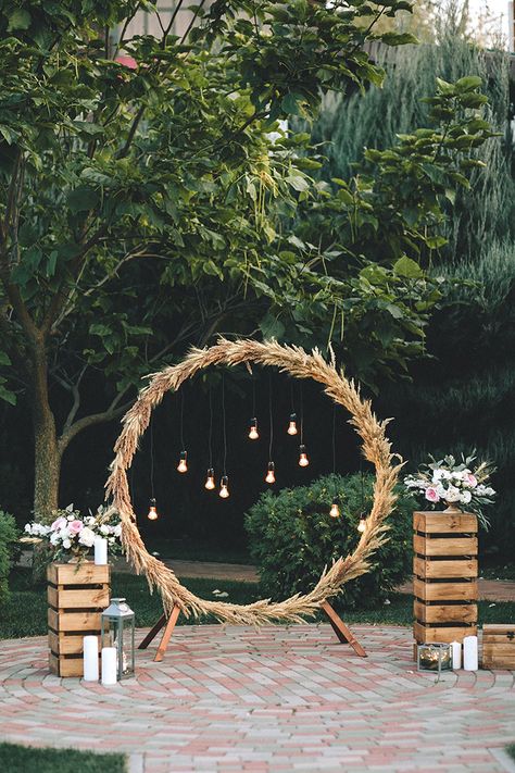 diy rustic circle outdoor wedding arches Lantern Decor Wedding, Diy Wedding Arch, Wedding Arch Rustic, Deco Champetre, Rustic Wedding Decorations, Wedding Hoop, Rustic Wedding Diy, Wedding Lanterns, Outdoor Wedding Decorations