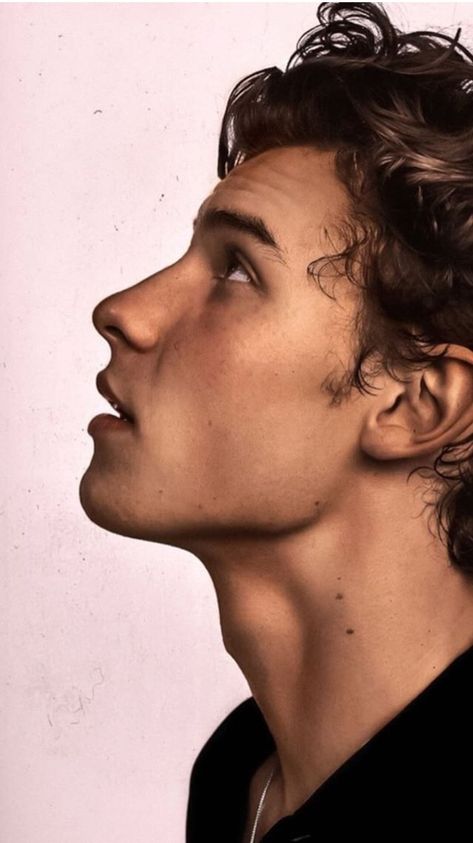 That bump by his neck thooooooooo Man Looking Up, Shawn Mendes Imagines, Shawn Mendes Wallpaper, Male Character, Men Looks, Shawn Mendes, Future Husband, Looking Up, Billie Eilish