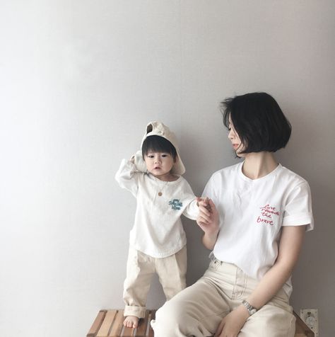 Young Mom Style, Mom And Son Outfits, Mother Son Photos, Bebe Clothing, Nice Family, Babies Photography, Baby Tumblr, Cute Babies Photography