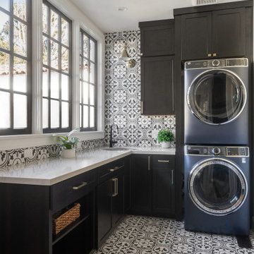 Black And White Backsplash, Laundry Room Colors, White Laundry Rooms, Pantry Laundry Room, Laundry Room Lighting, Stylish Laundry Room, Modern Remodel, Laundry Room Wallpaper, White Laundry