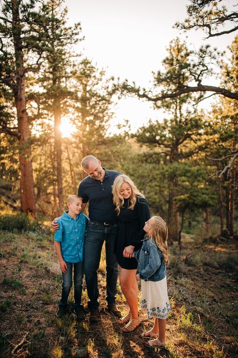 What To Wear For Family Photos (Updated 2024) Women Family Photoshoot, Family Photoshoot Outfits Black, Outdoor Outfits For Women, Outdoor Outfits, Photography Outfits, Poses Family, Summer Family Photos, Family Photoshoot Outfits, Fall Session