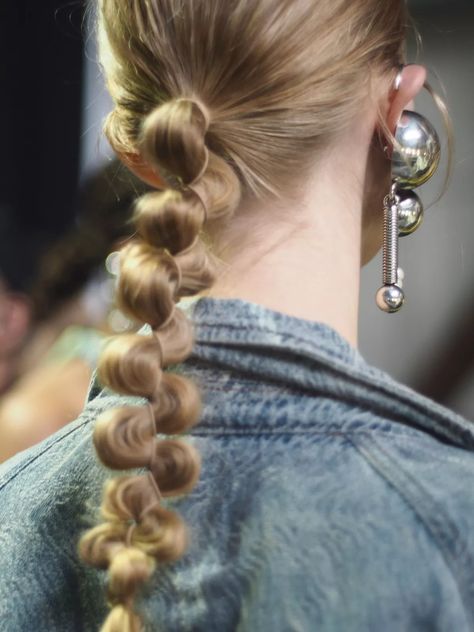 The hairstyle home run at Copenhagen Fashion Week? Gestuz's bubble ponytail - Vogue Scandinavia Unique Ponytail Hairstyles, Fashion Show Hairstyles Runway, Bubble Ponytail Pigtails, Futuristic Ponytail, High Fashion Ponytail, Ponytail Editorial, Runway Ponytail, Fashion Week Hair, Tight Braids