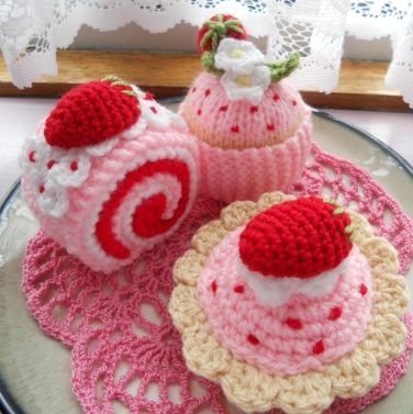 Strawberry Cream Tea...all calorie free! #amigurumi #crochet #cake #handcrafted Amigurumi Cake, Crochet Cake, Confection Au Crochet, Crochet Strawberry, Crochet Butterfly, Crochet Design Pattern, Crochet Food, Kawaii Crochet, Pola Kristik