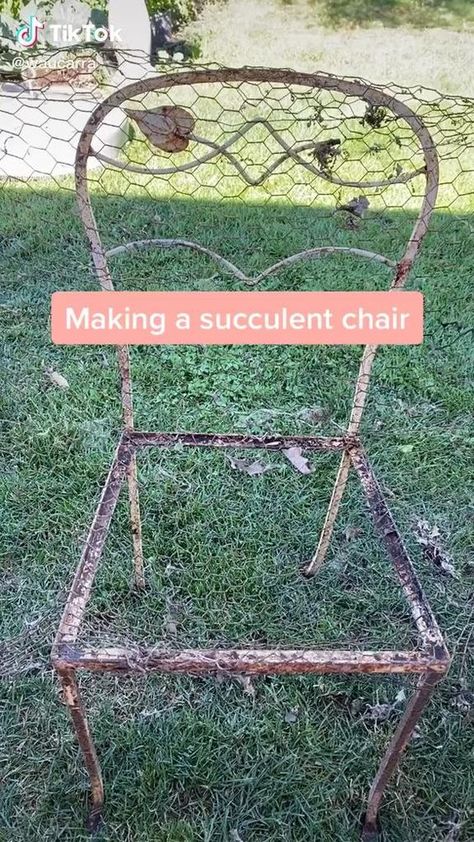 Upcycled Garden Ideas, Creative Garden Projects, Succulent Chair, Recycled Garden Projects, Garden Diy Projects, Succulent Garden Design, Upcycle Garden, Garden Decor Diy, Succulent Garden Diy