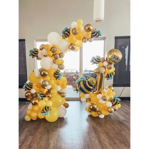 #personalized #decoration made from #balloons #decor #firstbirthdayparty #balloongarland #balloondecor #balloonstylist #balloonbackdrop #balloonista #birthday #birthdayparty #partydecor #partydecorationideas Bumble Bee Balloon Arch, Bee Balloon Decoration, Bee Balloon Arch, Bee Baby Shower Balloons, Bee Balloon Garland, Bee Balloon, Gender Reveal Baby Shower Themes, Balloons Decor, Honey Bee Baby Shower