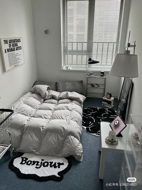 Creative Small Bedroom Ideas, Small Room Ideas Korean Style, Korean Bedroom Men, Bedroom Korean Style, Acubi Room, Korean Room Decor, Makeup Room Ideas, Tiny Makeup, Aesthetic Rain