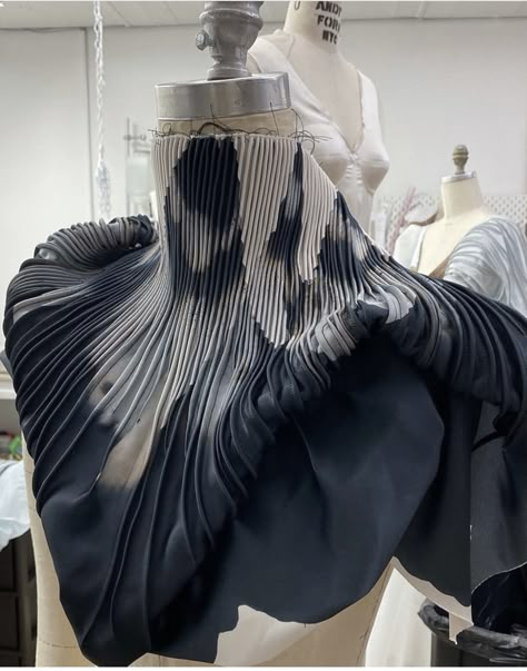 Danielle Frankel, Detail Couture, Fashion Design Classes, Textile Inspiration, Instagram Autumn, The Atelier, Fashion Sketchbook, Fashion Portfolio, Creation Couture