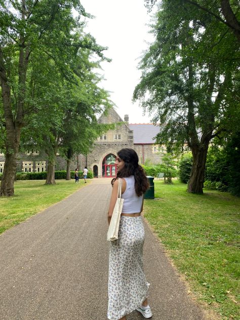 White floral long skirt. White shirt and tote bag. Floral Long Skirt, Floral Skirt Outfits, Tote Bag Outfit, Long Floral Skirt, Plain Skirt, White Floral Skirt, White Long Skirt, Style Clothes, Skirt White